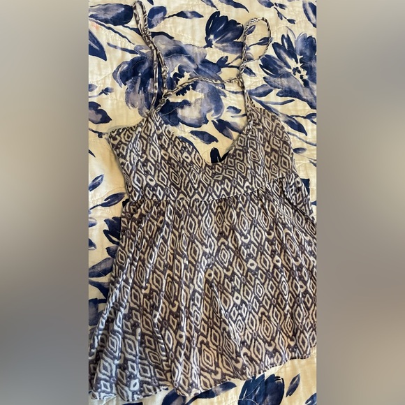 Flowy low back spaghetti strap top - Picture 3 of 4